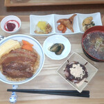 食堂 もちやかた - おこわ定食（豚角煮）＋あんこきな粉もち　1380円＋120円