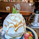 ヱビス珈琲 - いちじくアーモンドシュトーレン 1,600円✨️とろりと流れるクリームにキャラメルが溶け合ってビジュアルも魅力的！中にはミンスミートやドライフルーツ、ミックスナッツと見事にシュトーレン！