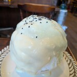 ヱビス珈琲 - お芋さんと酒かす 1,400円✨️たっぷりかけられた、なめらなお芋クリームにごま塩がぱらり♪中に酒かすクリームとお米パフ、オレンジピールと風味や食感の変化が愉しい氷です♡