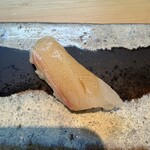 六緑 - いつも鯛から始まります、僕は白身好きでないけど六緑の鯛は別格、旨味濃厚、最高