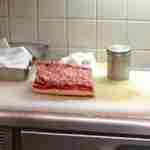 丸五 - 中央奥のまな板の上にはこれから切り出し始める豚肉の塊が置かれ