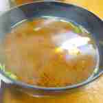丸五 - 魚の出汁も強く感じる濃い目の赤だし味噌汁がついてきます。