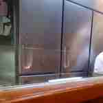 丸五 - 右手には野菜の準備スペースと配膳台と冷蔵庫が設置されています。