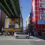 丸五 - 東京ラジオデパート前交差点で信号待ちをし