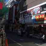 丸五 - TSUKUMOとあきばお～2号店の間にある通りへと移動すべく左手に曲がり