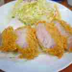 丸五 - まずは頂く前に断面を見せつつ、一つ目は何も付けずに頂いてみると
      じゅわっと汁気を感じながら肉の旨味が濃くて美味しく