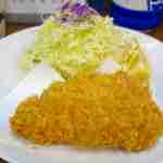 丸五 - ロースかつはじっくりコトコト煮込んだスープなノリで
      ゆっくりとあまり高くない温度の油揚げられたかのような独特の色合いのとんかつで