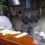 丸五 - 左手は焼き物系や調理器具が置かれ