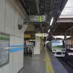 程なく歩いて行くと下る階段とエスカレーターが見えてきたので