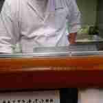 丸五 - 目の前の中央部分では、奥のまな板の上の豚肉の塊が消え去り
      その代わりに手前側にあるカツを揚げる為のフライヤーが稼働し