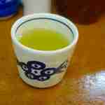 丸五 - まずは温かいお茶で喉を潤し