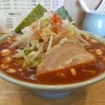 横浜家系らーめん 玉家 - 野菜（もやキャベ）もスゴいが、スープがなみなみ