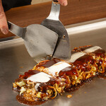 お好み焼き いまり - 料理写真:切っている所