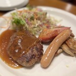 HAMBURG WORKS - お店の看板メニュー“ワークスハンバーグ“は、
国産黒毛和牛A4ランクと厳選国産牛を合挽きした
ビーフ100％のハンバーグ