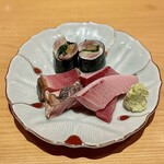 すしやのたい悟 - 大将お任せおつまみ。氷見天然ぶり刺し・めじまぐろ藁焼き・鰯の磯辺巻き。たっぷりの山葵でいただくと最高です( *´꒳`* )