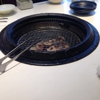 肉の匠 将泰庵 船橋駅前 はなれ店 - 焼台、練炭系ですが炭火です