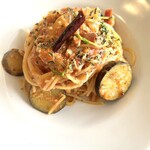 カフェ フオネ - ナスとツナのスパゲッティアラビアータ