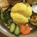 スーリヤチャンドラ 立川店 - 地割れを起こしてパックマンっぽくなったターメリックライス