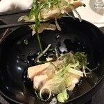 鳥さと - 鶏むね肉の和風コンフィ　箸で持ち上げてます