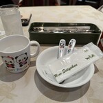 フォレスティーユ精養軒 - 一応お皿とフォークを準備してくれました