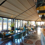 SETTIMO ROMAN CUISINE ANDTERRACE - ガラス張りの明るい店内