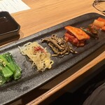 すすきの焼肉きらく - キムチとナムルの盛り合わせ
