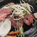 ジンギスカンOthello - 【2025.12.8(月)】お肉と野菜を焼いている