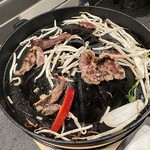 ジンギスカンOthello - 【2025.12.8(月)】お肉と野菜を焼いている