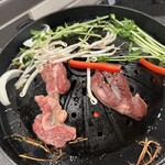 ジンギスカンOthello - 【2025.12.8(月)】お肉と野菜を焼いている