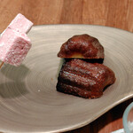 コンヴィヴィアリテ・イチノセ - ラズベリーのマシュマロ カヌレ