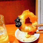 UOKIN食堂 - イカ墨のソースを付けて