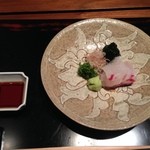 神楽坂 石かわ - お造り：玄界灘の鯛・生海苔・大葉・ミョウガを山葵醤油で