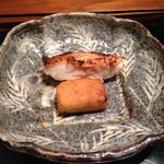 神楽坂 石かわ - 焼き物：甘鯛の炭焼き・くるみ麩(酒盗を酒で溶かし刷毛で塗って焼いたもの)