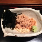 神楽坂 石かわ - お茶漬けの具：醤油で炊いた鯛のほぐし身・海苔・胡麻・あられ・山葵