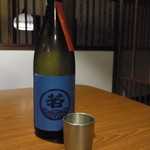 國酒の仕業 - 日本酒は１、２階の冷蔵庫にあるものを好きなだけ自分で注ぎます。福岡の若波の寿限無でスタート