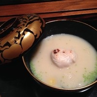 神楽坂 石かわ - 椀：焼き白子・京小蕪・鯨のコロを三葉・柚子・牛蒡を浮かべた白みそ昆布仕立てで