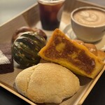 JUNE COFFEE 大阪店 - 塩パン、塩バターメロンパン、ナッツとキャラメル、フレンチトースト、抹茶とホワイトチョコ、ブラウニー