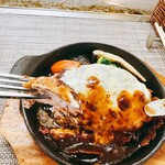 ダイニングsakae - ハンバーグ(デミグラスソース）  TP  チーズ¥100  断面