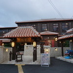 民謡島唄と沖縄料理ちぬまん - 左右にいろいろお店があります。