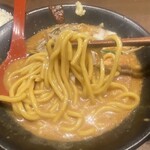 Tammen Hifumi no Yoake Toyama Shinnezuka Ten - ではいただきましょう♪
                      
                      いざ！！！
                      
                      
                      おぉぉぉ！！！コレはいい感じの太麺ではないかっ！
                      
                      
                      うわっ！何コレ？
                      
                      美味ぁぁぁ！！！
                      
                      
                      濃厚な汁と太い麺
                      
                      炒めたヤサイ
                      
                      コレはアリヽ(´o｀
                      
                      
                      