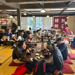 小作 - 大広間にテーブルが並びます