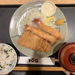とんかつ とんQ - やまと豚ロースカツと海老フライ定食　2,580円
      季節のご飯はワカメ