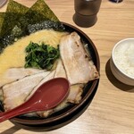 横浜家系ラーメン 龍馬家 - チャーシュー麺と白米