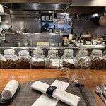 series - カウンター席　調味料が並ぶ