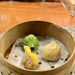 series - 鶏肉・牛蒡（ごぼう）の蒸し餃子（手前の黄色）、春菊・海老の蒸し餃子（左上の緑色）、上海蟹の小籠包（右の白色）