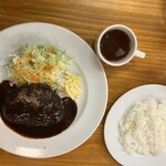 フジオ軒 - 連れのハンバーグ定食。ハンバーグが香ばしい。