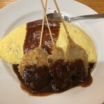 フジオ軒 - 牛肉オムライスの牛串揚げ付き。
