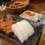 きになるき - おつまみたち(奥から時計回りにモツ煮、カラスミ風たらこ、あん肝入り味噌)