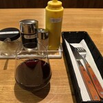 ステーキハウス アパッチ - セットの赤ワイン・卓上調味料・カトラリー