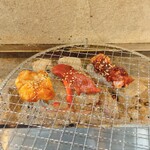大衆焼肉 三代目ホルモンセンター - 上ホルモン,旨辛カルビ,和牛ランプ 焼きはじめ ※拡大 (2025.12.07)
